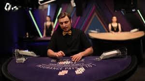 Interface pemain Live Casino dengan opsi taruhan dan interaksi dealer